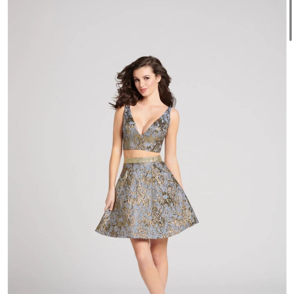 Ellie Wilde By Mon Cheri Brocade Two-Piece with Pockets.
brand new condition w/o